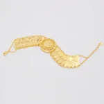 Accessoire africain orné d'une pièce de monnaie en or