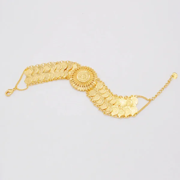 Accessoire africain orné d'une pièce de monnaie en or