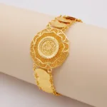 Bracelet or de style africain avec allure moderne
