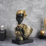 Buste africain féminin soutenant un panier traditionnel