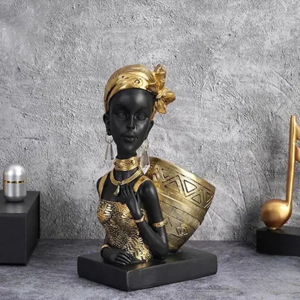 Buste africain féminin soutenant un panier traditionnel