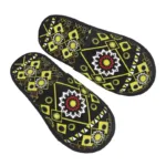 Chaussons africains jaunes et noirs en style traditionnel