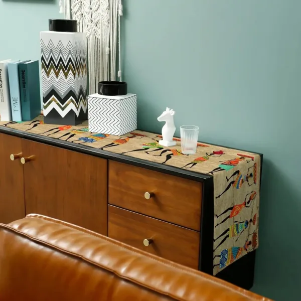Chemin de table africain avec motifs traditionnels
