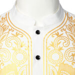 Look raffiné avec chemise africaine blanche