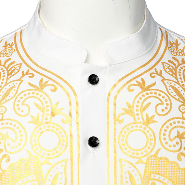Look raffiné avec chemise africaine blanche