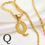 Bijou africain en couleur avec initiale