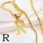 Collier moderne avec initiale en typographie