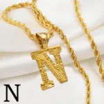 Collier en métal et perles avec initiale