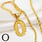 Collier traditionnel africain avec initiale