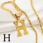 Bijou minimaliste avec initiale africaine