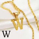 Collier chic avec initiale incrustée