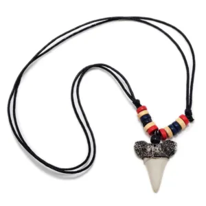 Accessoire africain tendance, collier dent de requin en imitation