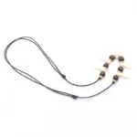 Accessoire africain, collier à dents de loup