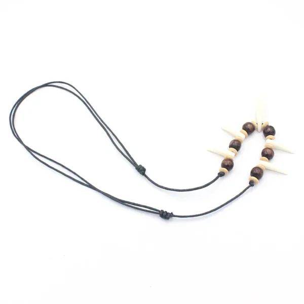 Accessoire africain, collier à dents de loup
