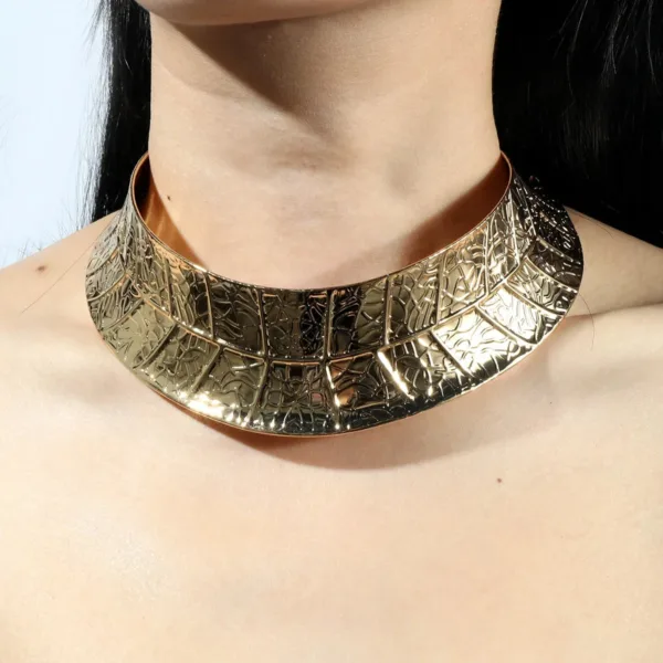 Collier tour de cou en métal doré artisanale