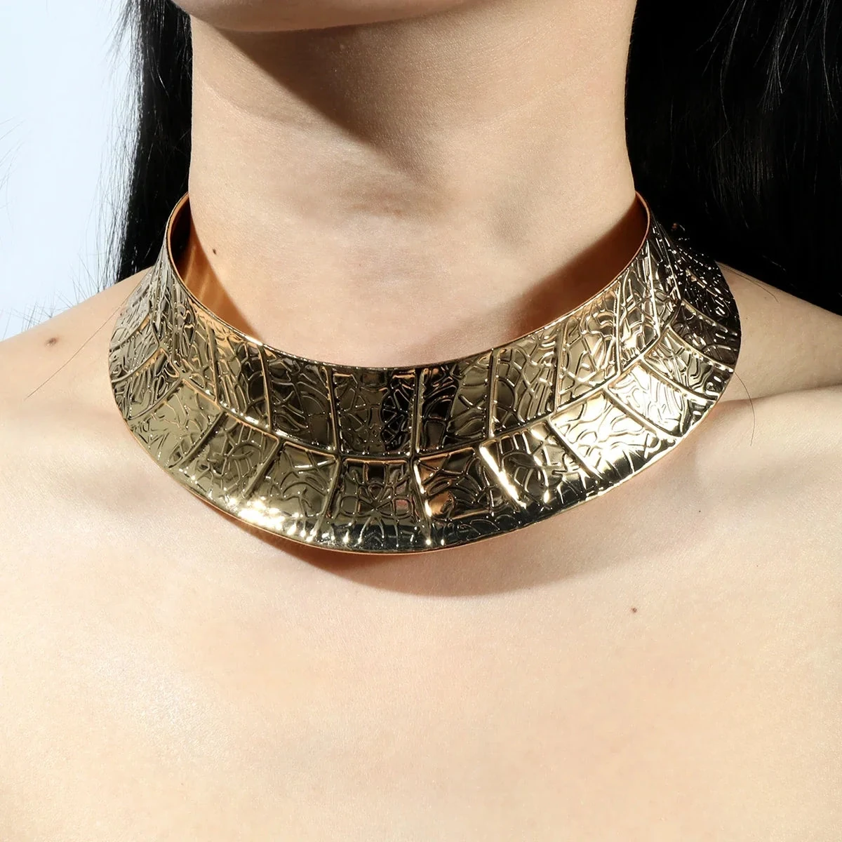 Collier tour de cou en métal doré artisanale