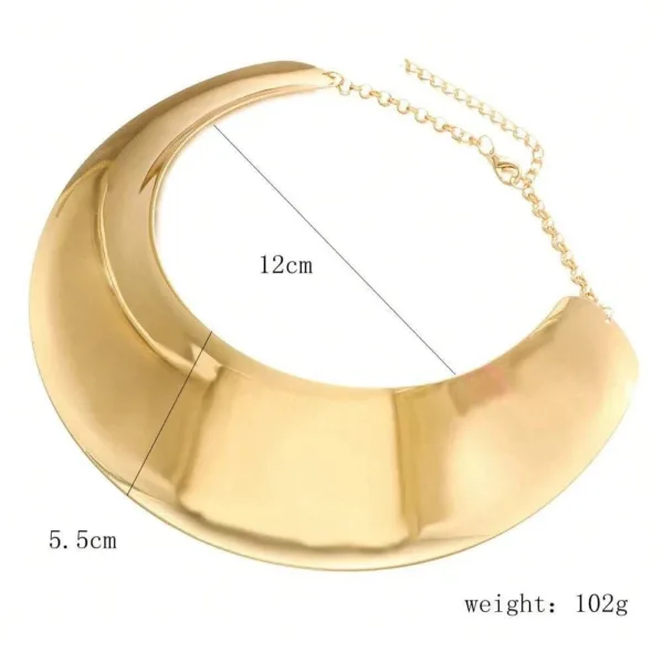 Collier design africain en métal brillant