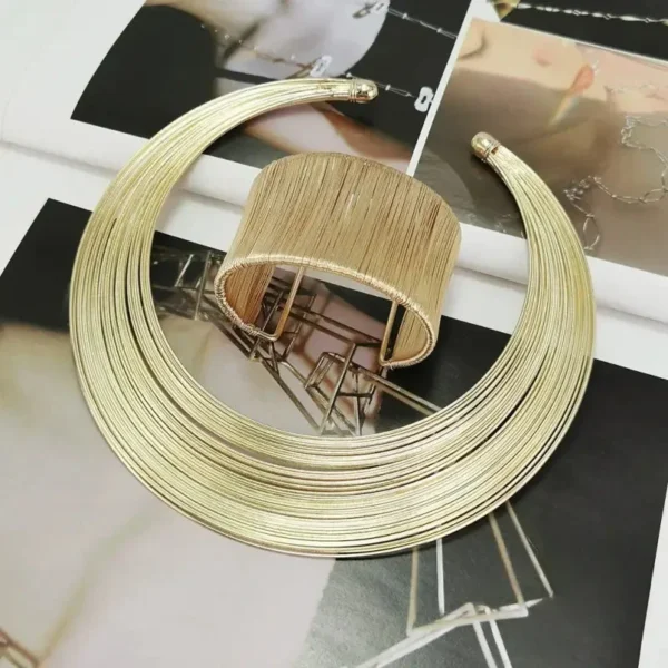 Collier court inspiré des motifs africains
