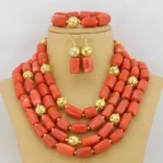 Artisanat africain, collier en corail fait main