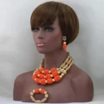 Collier africain unique en corail coloré