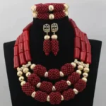 Collier africain, éclats de corail vibrant