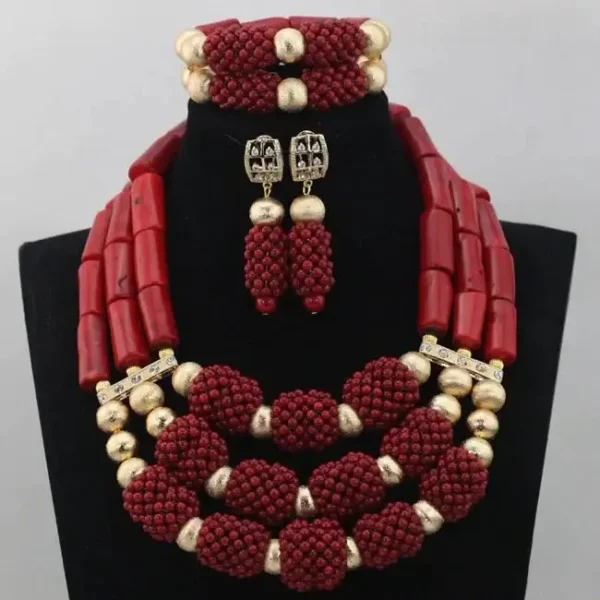Collier africain, éclats de corail vibrant