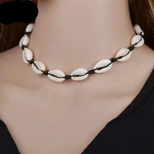 Collier artisanal en coquillage Cauris unique