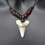 Collier Dent de Requin en Perles de Bois
