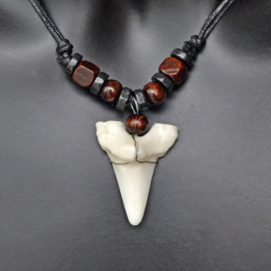Collier Dent de Requin en Perles de Bois