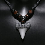 Bijou ethnique en perles de bois et dent de requin