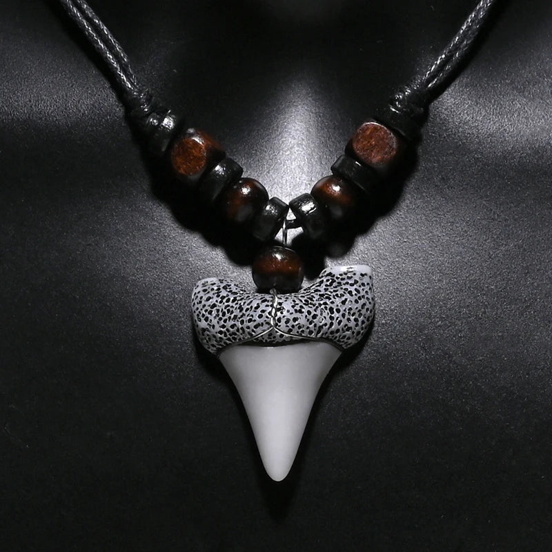 Bijou ethnique en perles de bois et dent de requin