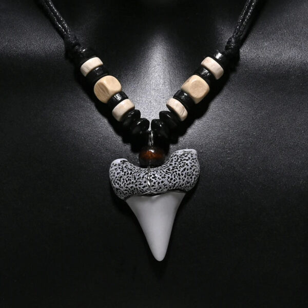 Collier artisanal en bois et dent de requin