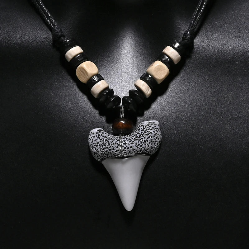 Collier artisanal en bois et dent de requin