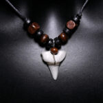 Collier tendance avec dent de requin et perles naturelles