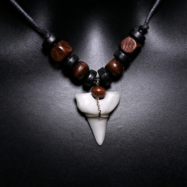 Collier tendance avec dent de requin et perles naturelles