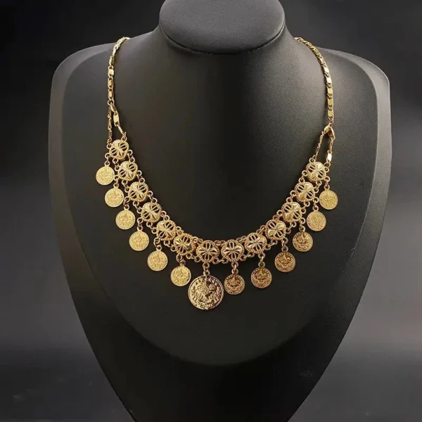 Collier africain, fait de monnaies traditionnelles