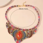 Collier inspiré de la culture africaine, motifs distinctifs