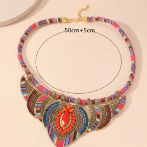 Collier inspiré de la culture africaine, motifs distinctifs