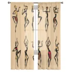 Double rideaux transparents avec danseurs africains en déco