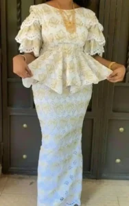 Ensemble Africain Femme avec motifs élégants en blanc et doré