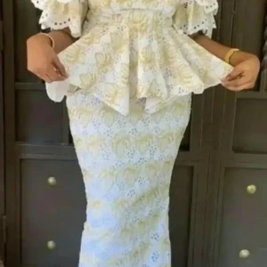 Ensemble Africain Femme avec motifs élégants en blanc et doré