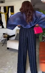 Tenue africaine féminine avec motifs vibrants et modernes