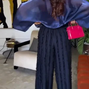 Tenue africaine féminine avec motifs vibrants et modernes
