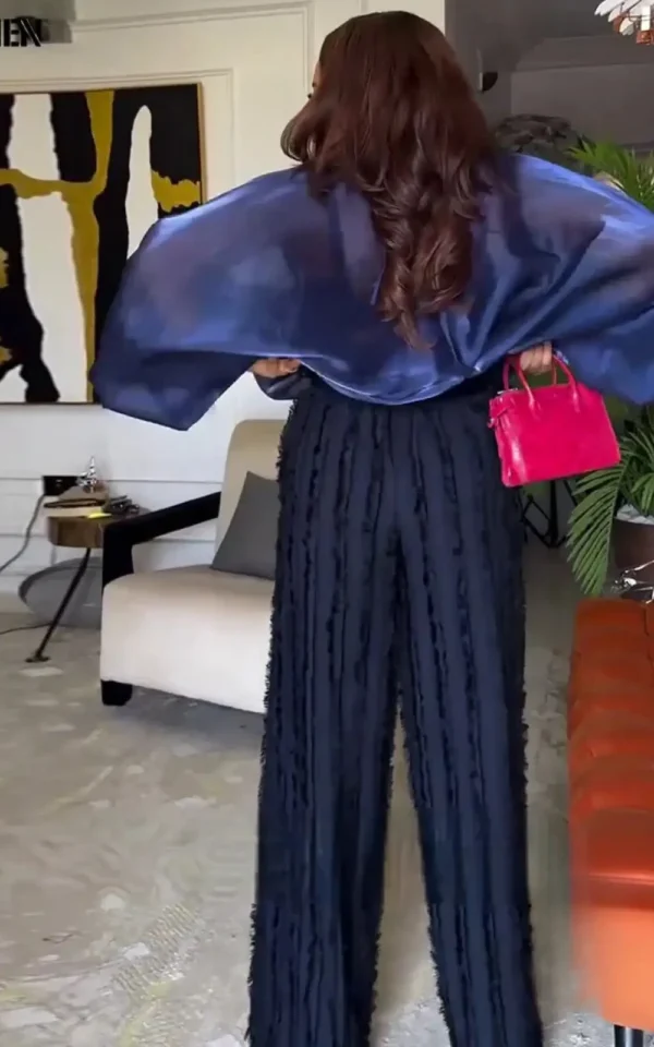 Tenue africaine féminine avec motifs vibrants et modernes