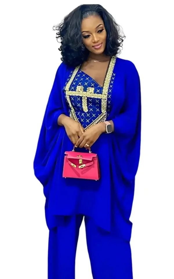 Ensemble traditionnel africain avec broderies détaillées