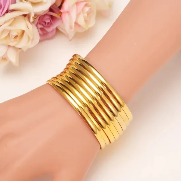 Accessoire mode : ensemble de bracelets dorés africains