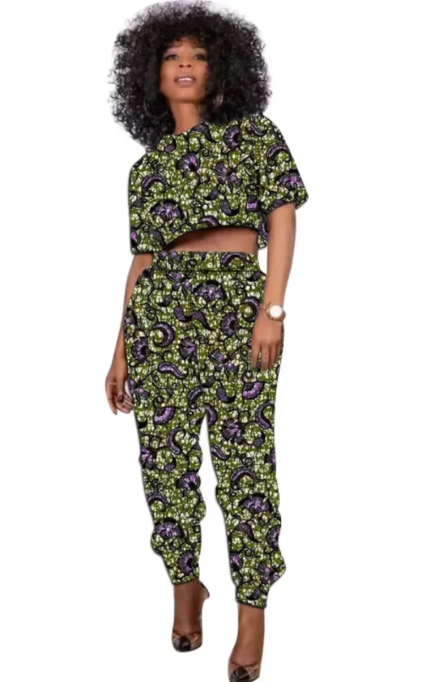 Ensemble femme avec motif africain moderne