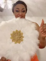 Éventail décoratif africain en plumes
