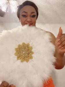 Éventail décoratif africain en plumes