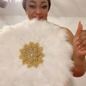 Éventail décoratif africain en plumes
